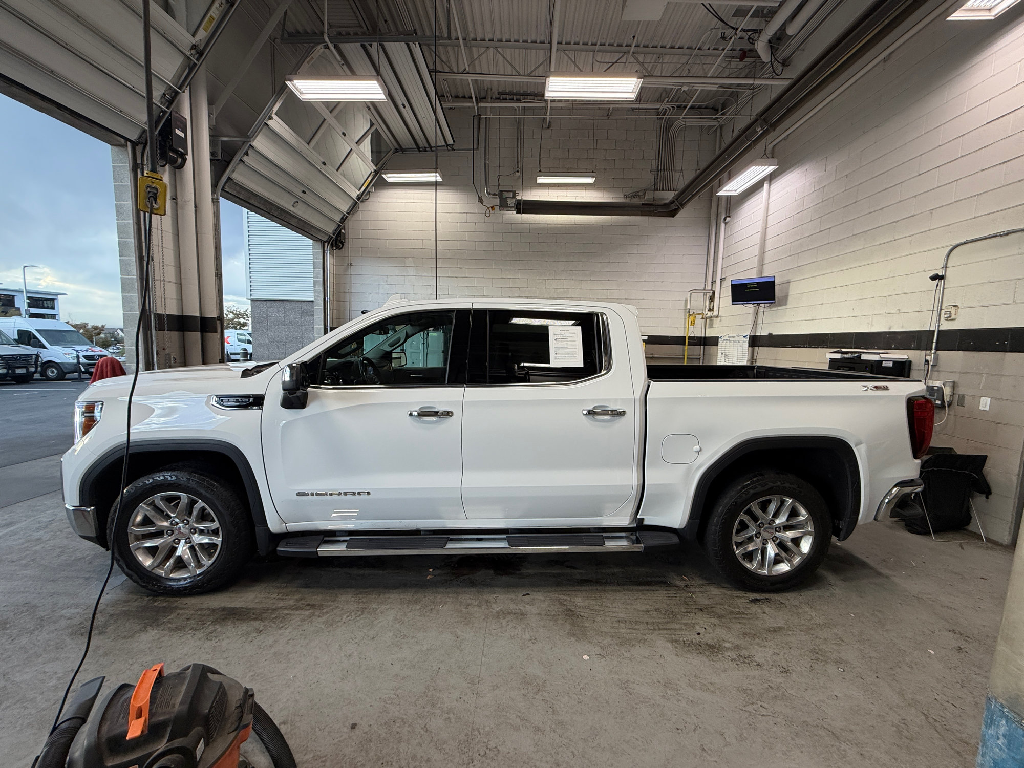 Used 2021 GMC Sierra 1500 SLT w/ SLT Premium Package AWD/4WD image 2