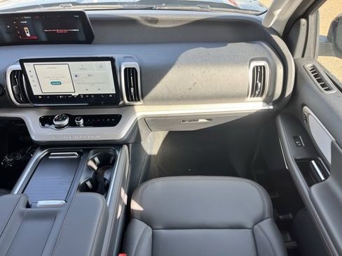 New 2025 Ford Expedition Active image 9