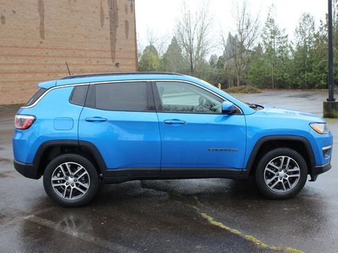 Used 2017 Jeep Compass Latitude w/ Popular Equipment Group AWD/4WD image 5