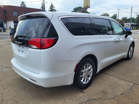 Used 2023 Chrysler Voyager LX FWD image 7