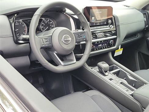 New 2025 Nissan Pathfinder SV image 4