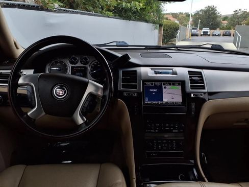 Used 2013 Cadillac Escalade ESV Luxury AWD/4WD image 18