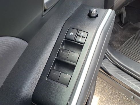 Used 2021 Toyota Highlander LE AWD/4WD image 12