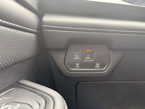 Used 2024 Volkswagen Atlas Cross Sport SEL R-Line AWD/4WD image 16