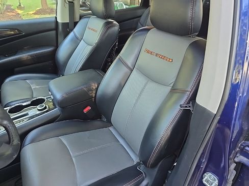 Used 2019 Nissan Pathfinder SL AWD/4WD image 12