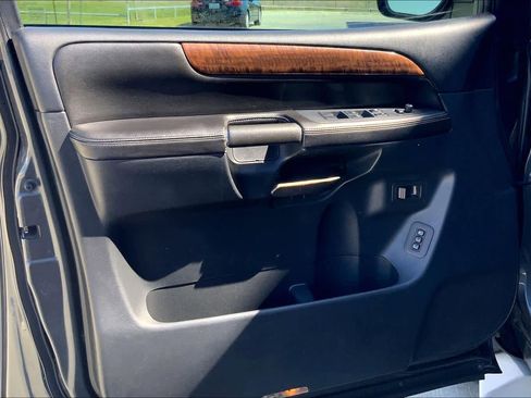 Used 2012 Nissan Armada Platinum image 18