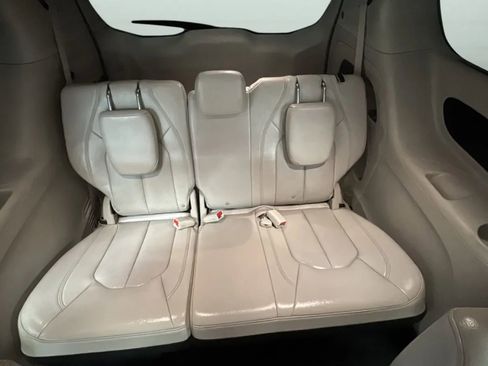 Used 2021 Chrysler Pacifica Touring-L FWD image 29