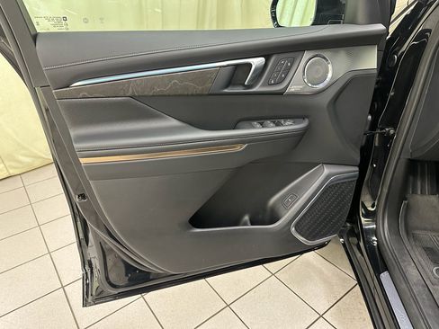 Certified 2025 Buick Enclave Avenir image 32