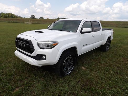 Used 2017 Toyota Tacoma 4x4 Double Cab image 3