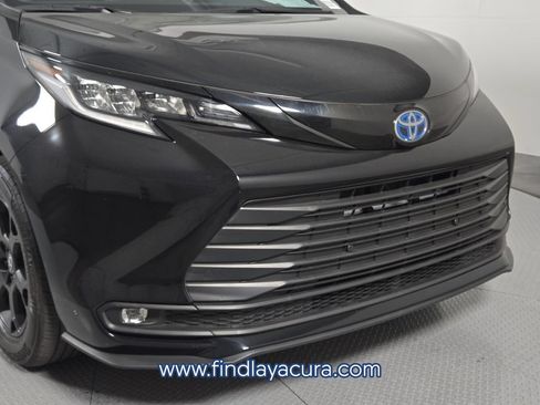 Used 2025 Toyota Sienna XLE Woodland Edition AWD/4WD image 11
