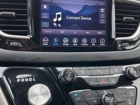 Used 2018 Chrysler Pacifica Touring-L w/ Premium Audio Group FWD image 43