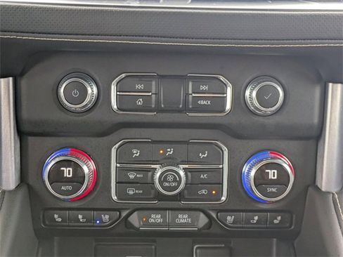 Used 2024 GMC Yukon SLT w/ SLT Luxury Package image 22