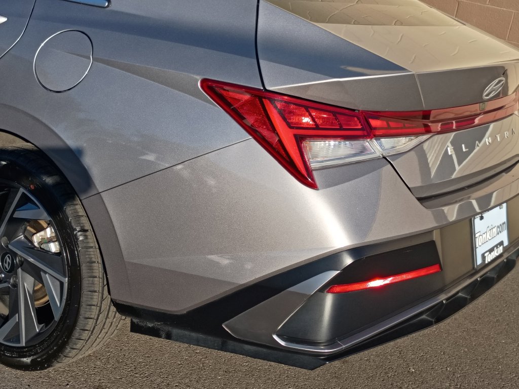 Certified 2025 Hyundai Elantra Limited FWD image 6