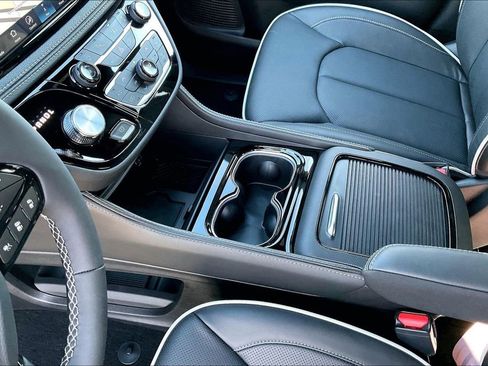 New 2026 Chrysler Pacifica Limited image 8