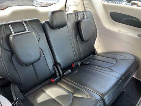 Used 2024 Chrysler Pacifica Touring-L FWD image 13