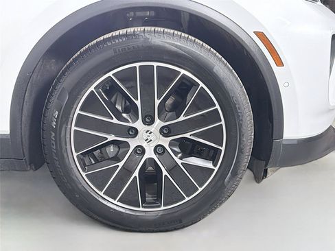 Certified 2025 Porsche Macan 4 Electric RWD image 14