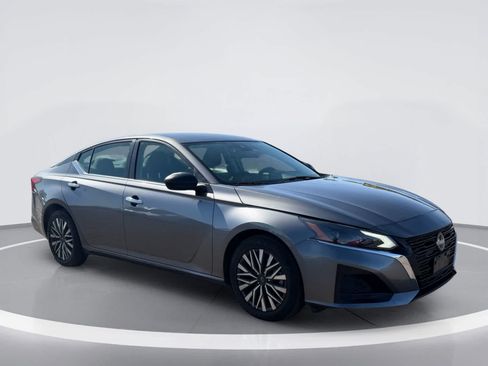 Used 2024 Nissan Altima 2.5 SV FWD image 5