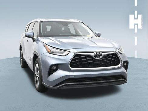 Used 2022 Toyota Highlander XLE FWD image 3