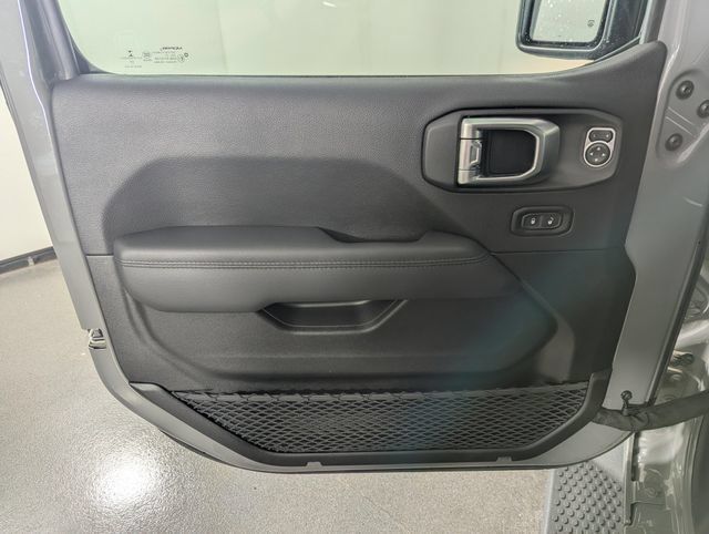 Used 2023 Jeep Wrangler Unlimited Sahara AWD/4WD image 14
