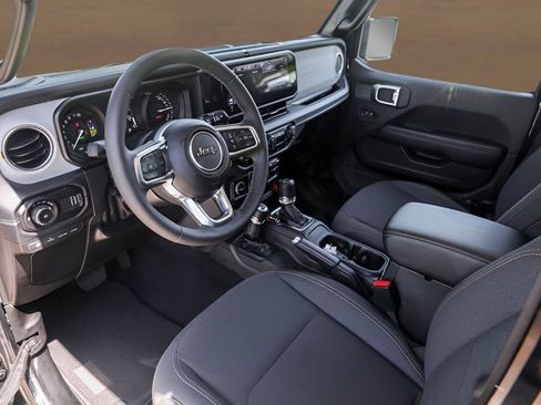 Used 2025 Jeep Wrangler Unlimited Sahara image 10