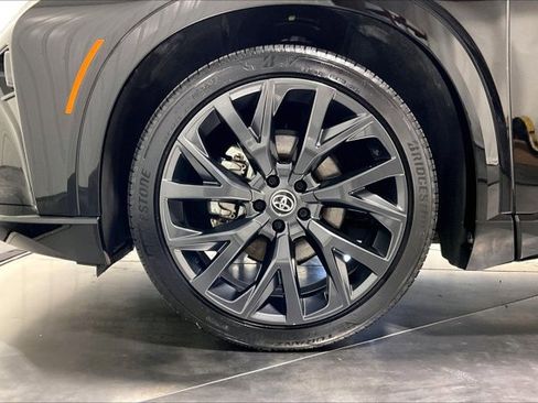 Used 2025 Toyota Crown Signia w/ Advanced Technology Package image 9