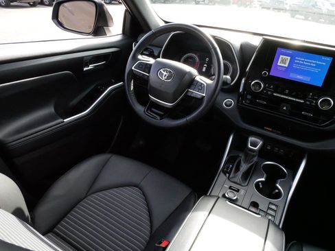 Certified 2025 Toyota Highlander XSE AWD/4WD image 9