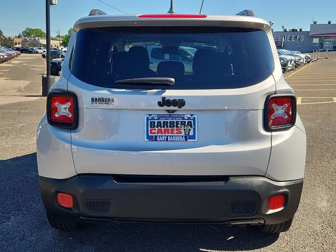 Used 2017 Jeep Renegade Altitude FWD image 5