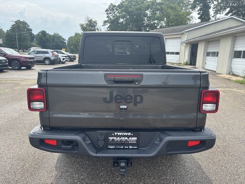 Used 2022 Jeep Gladiator Sport AWD/4WD image 4