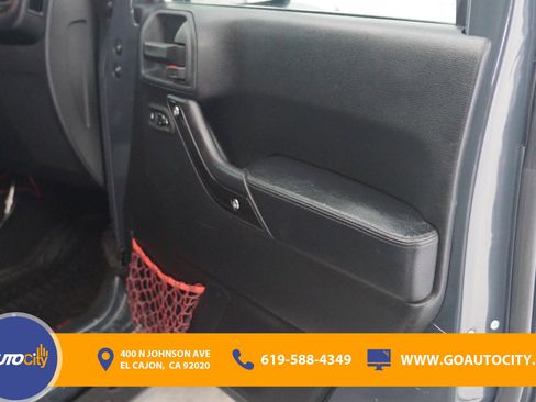 Used 2017 Jeep Wrangler Unlimited Rubicon AWD/4WD image 16