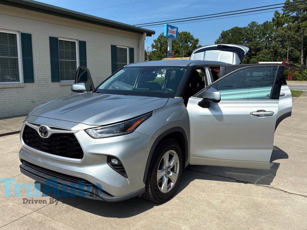 Used 2021 Toyota Highlander LE FWD image 13