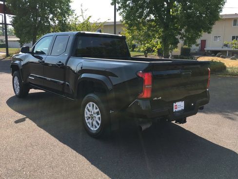 Used 2024 Toyota Tacoma SR5 AWD/4WD image 5
