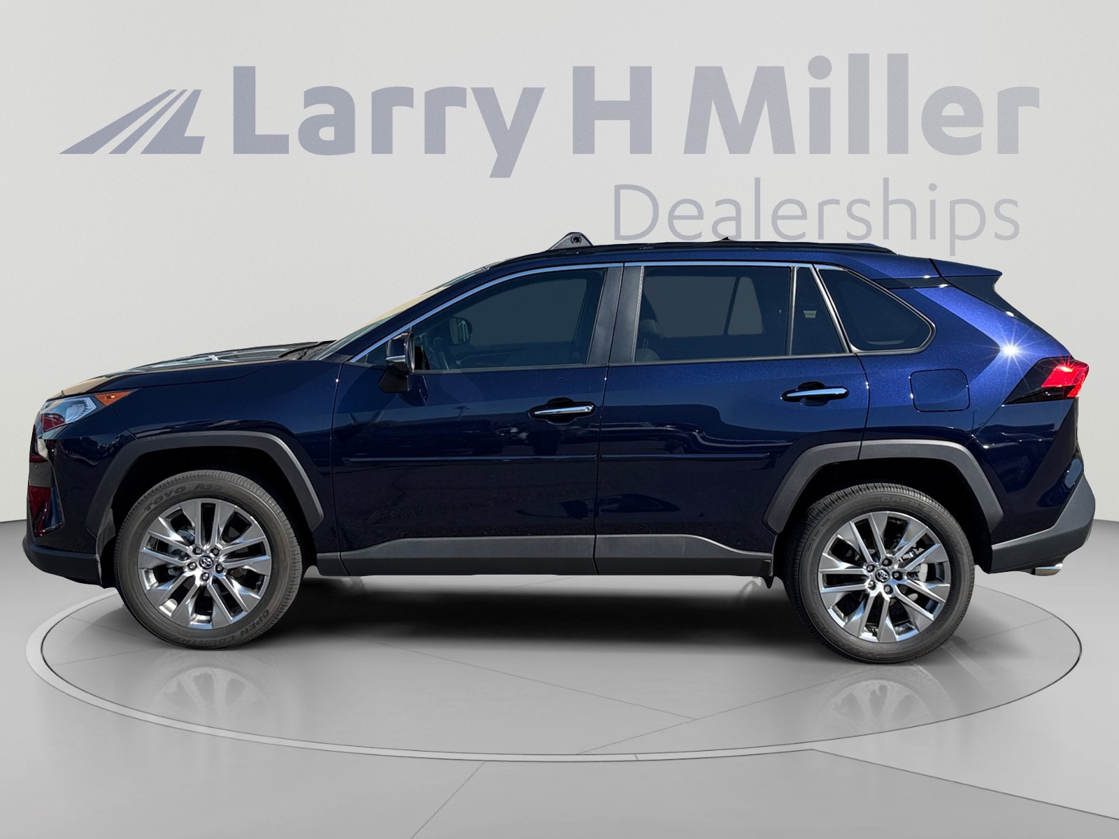 Used 2020 Toyota RAV4 Limited FWD image 2