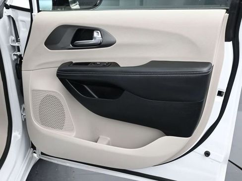 Used 2024 Chrysler Pacifica Touring-L FWD image 11