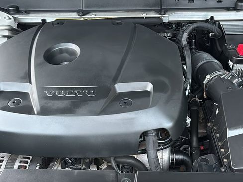 Used 2018 Volvo XC60 T5 Momentum w/ Vision Package image 32