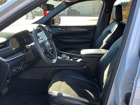 Used 2024 Jeep Grand Cherokee Altitude image 10