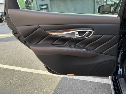 Used 2016 INFINITI Q70 L 3.7 w/ Deluxe Touring Package AWD/4WD image 23