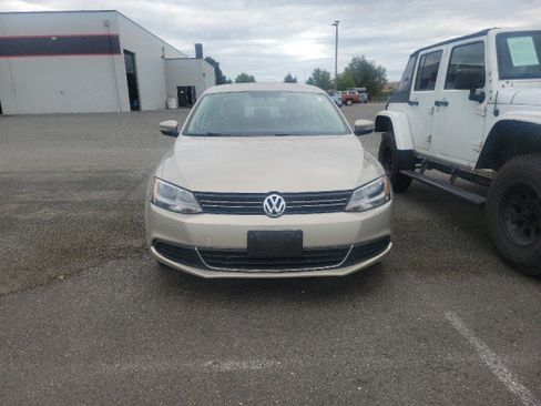 Used 2013 Volkswagen Jetta SE FWD image 3