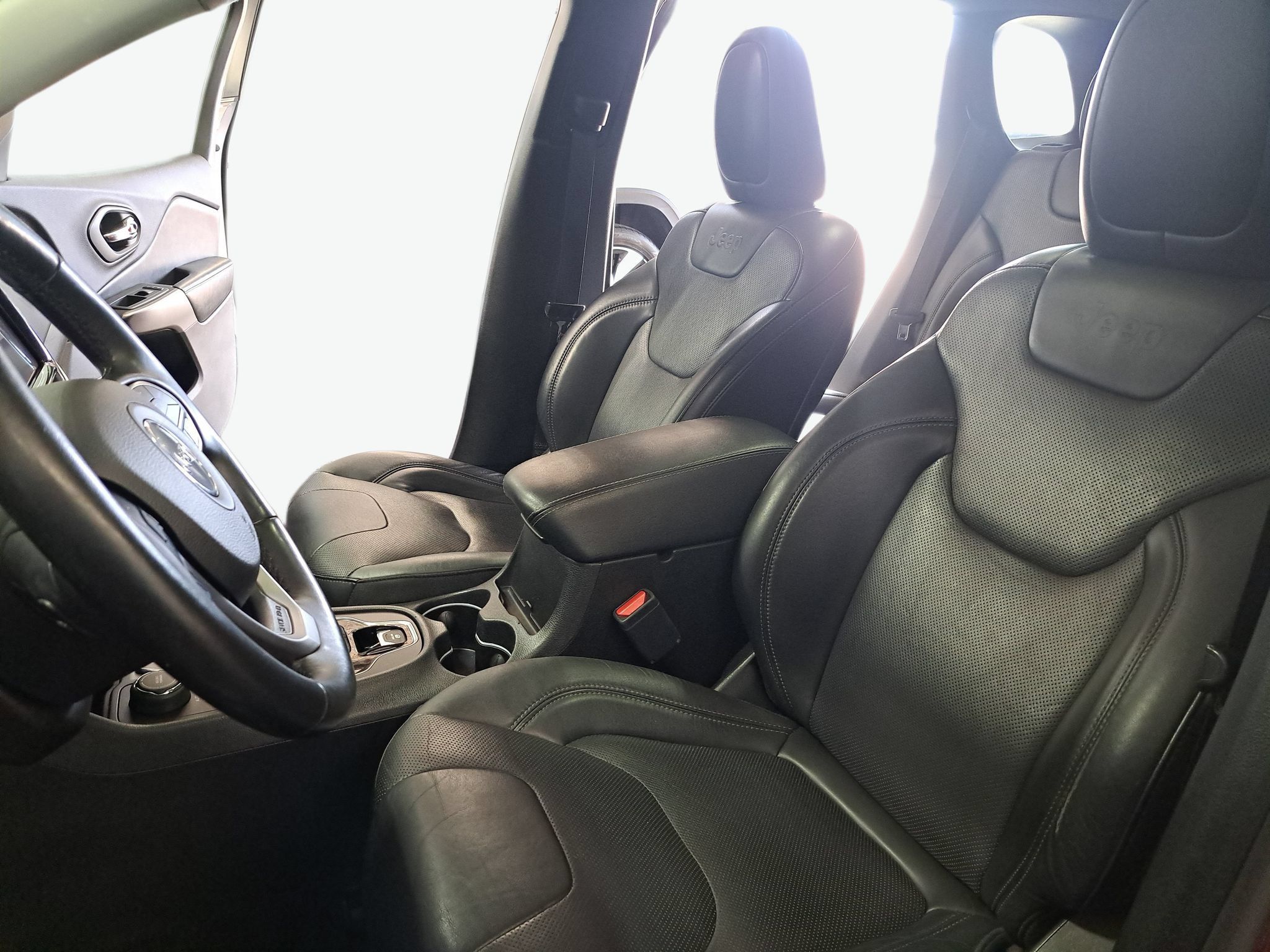 Used 2019 Jeep Cherokee Limited AWD/4WD image 16