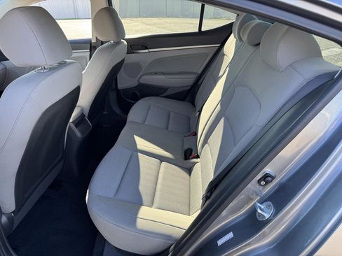 Used 2017 Hyundai Elantra SE image 19
