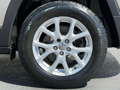 Used 2017 Jeep Cherokee Latitude w/ Cold Weather Group image 14