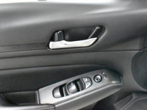 Used 2024 Nissan Altima 2.5 SV image 17