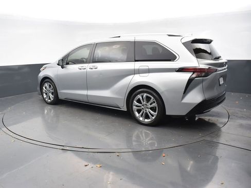 Used 2023 Toyota Sienna Platinum image 4