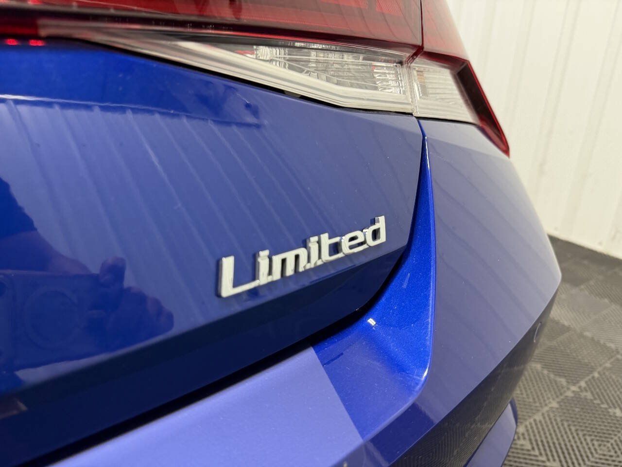Used 2023 Hyundai Elantra Limited FWD image 4