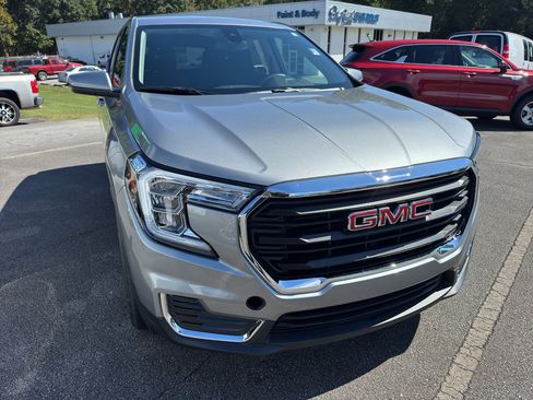 Used 2024 GMC Terrain SLE image 4
