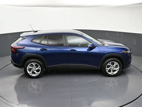 Used 2024 Chevrolet Trax LS w/ LS Convenience Package FWD image 21