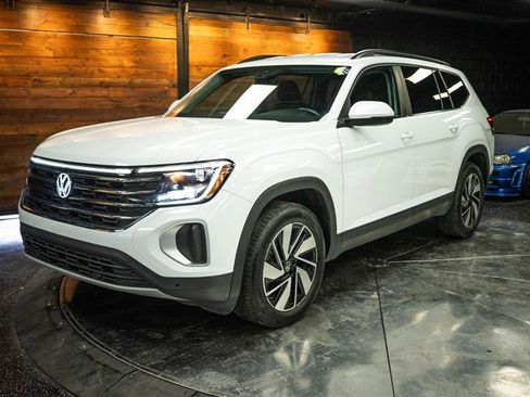 Used 2025 Volkswagen Atlas SE FWD image 2