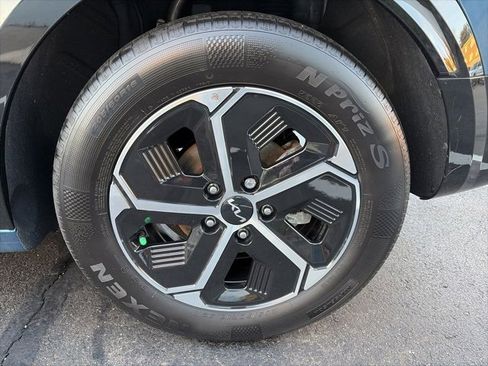 Used 2023 Kia Niro SX image 11