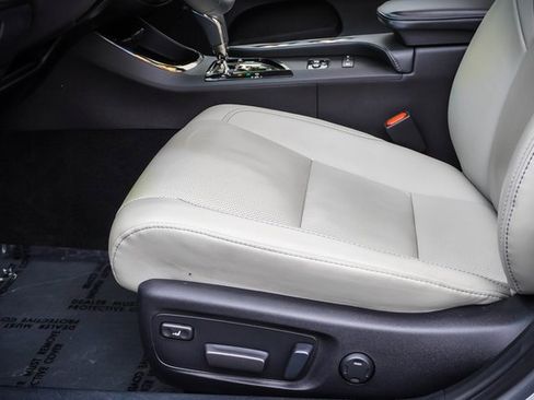 Used 2018 Toyota Avalon Limited image 12