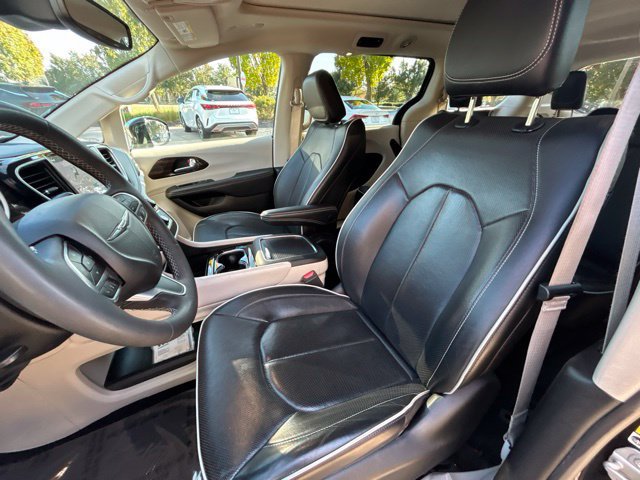Used 2023 Chrysler Pacifica Limited FWD image 16