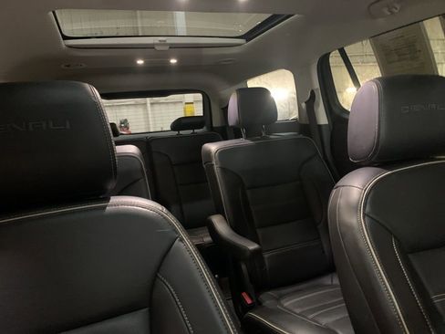 Used 2022 GMC Acadia Denali image 18